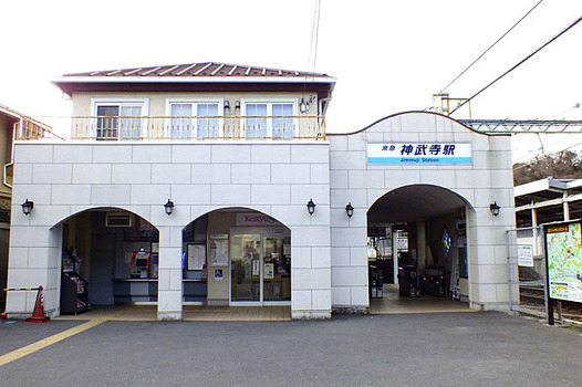 zaki-20130103-jinmuji-eki.jpg